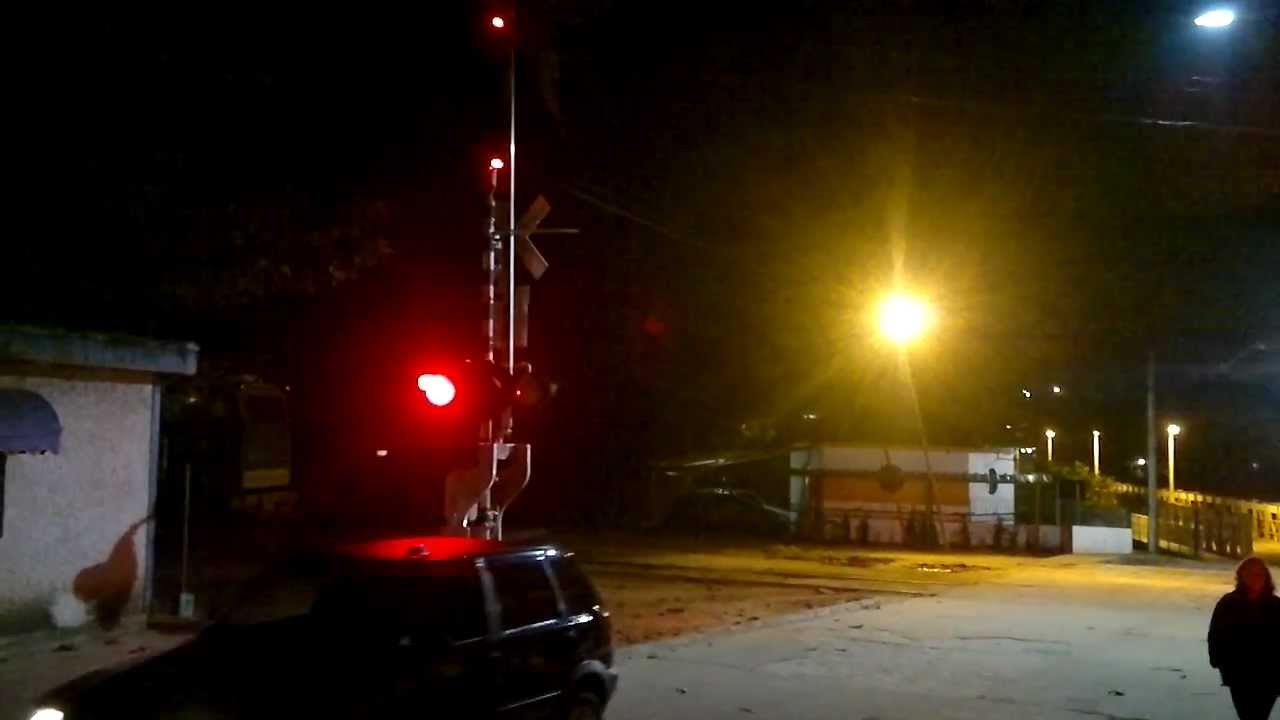 Loucos Por Trens - Minério passando em Serraria-MG agora com cancela.