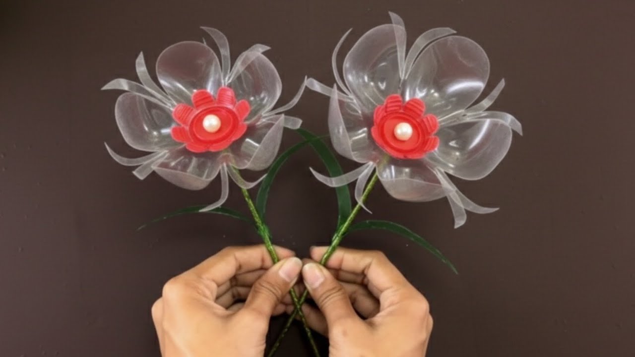 Everlasting Roses: Kabhi na murjhane wale plastic ke phool.