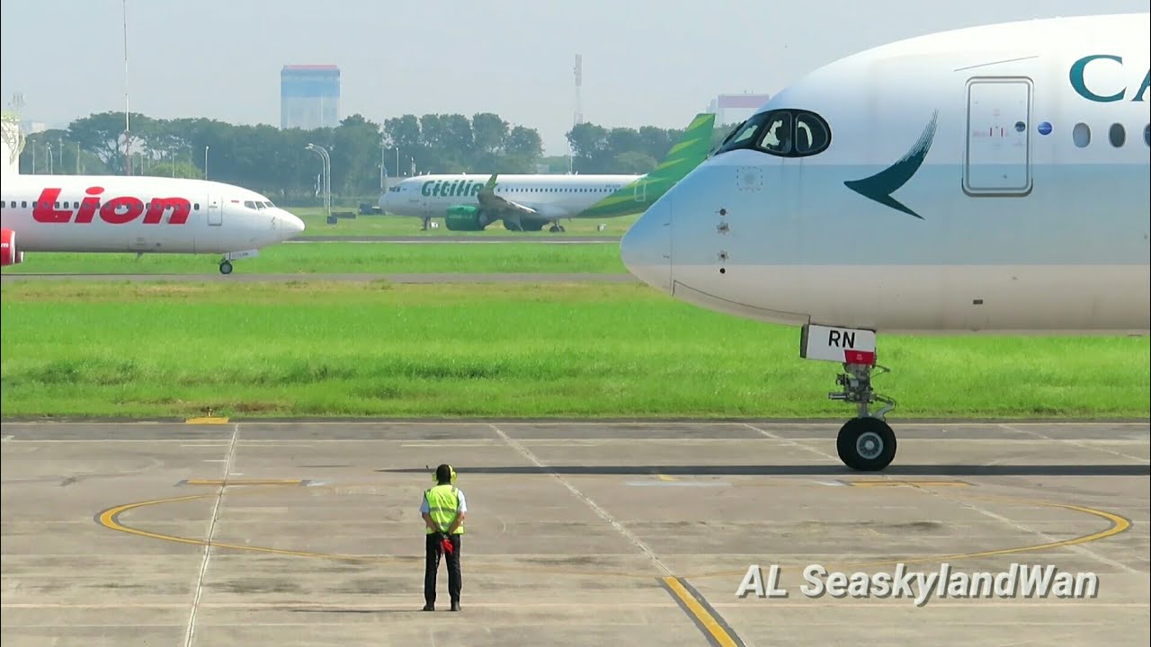Momen keberangkatan Cathay Pacific A350 (Flight CX-780) Surabaya-Hong Kong.