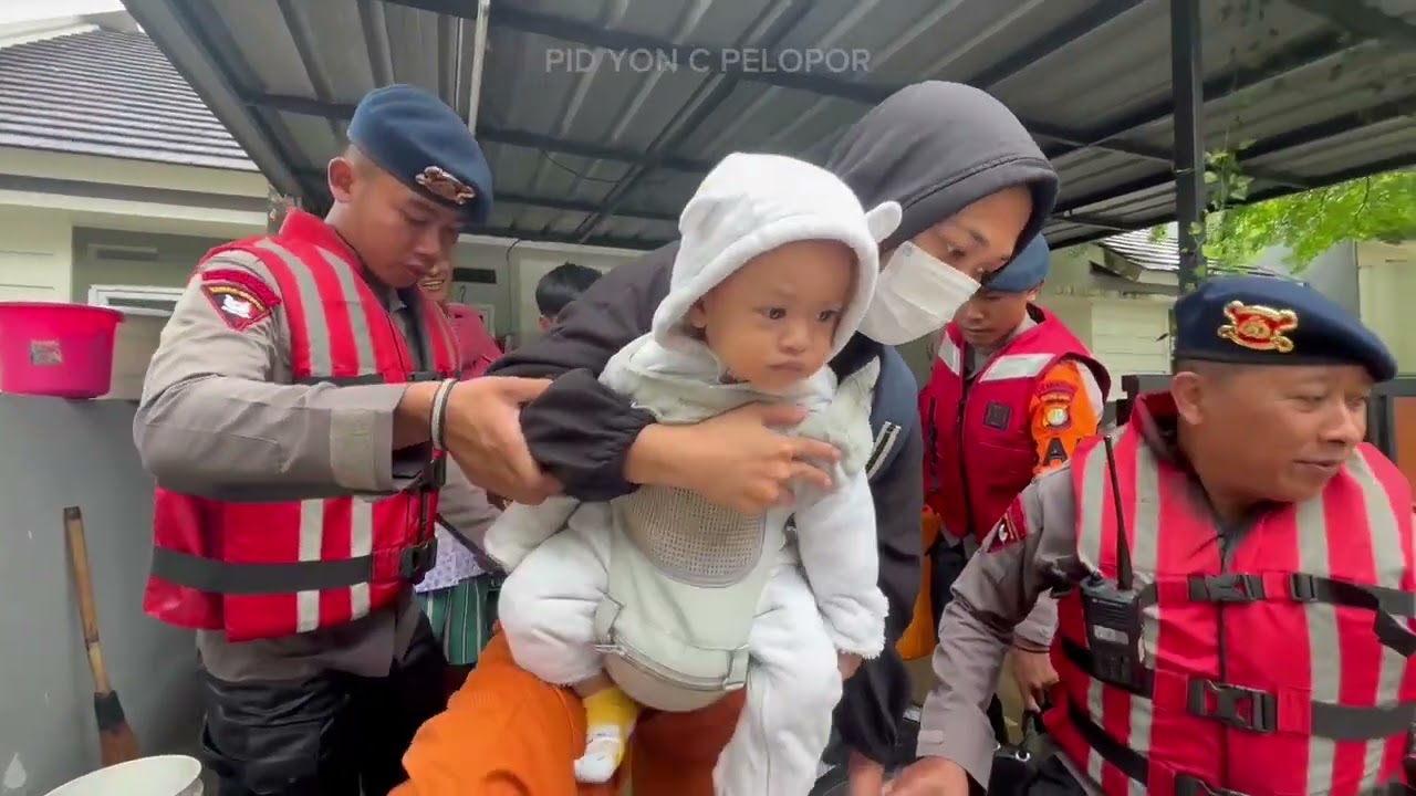 RESPON CEPAT❗️❗️BRIMOB POLDA METRO JAYA BATALYON C PELOPOR EVAKUASI BANJIR