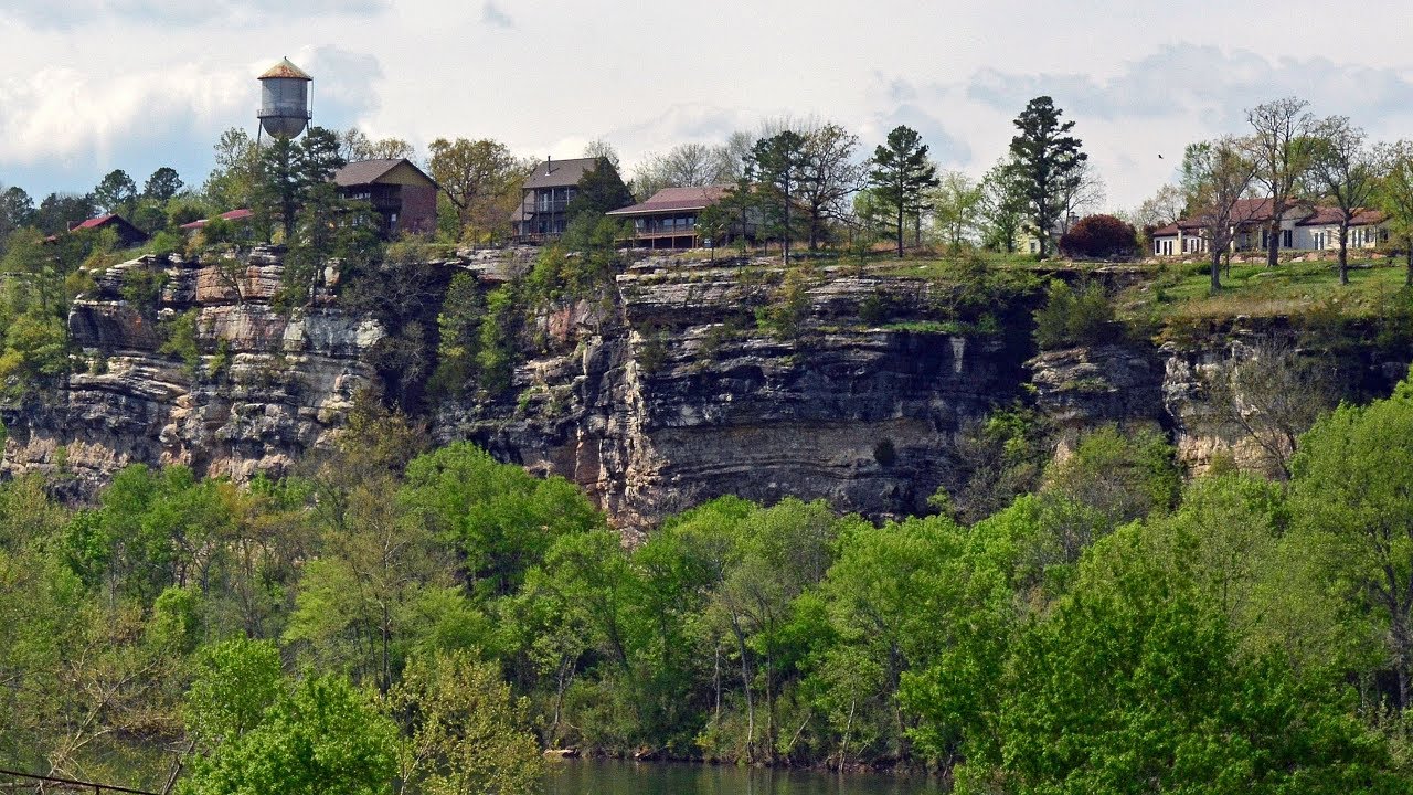 Touring Horseshoe Bend AR area.