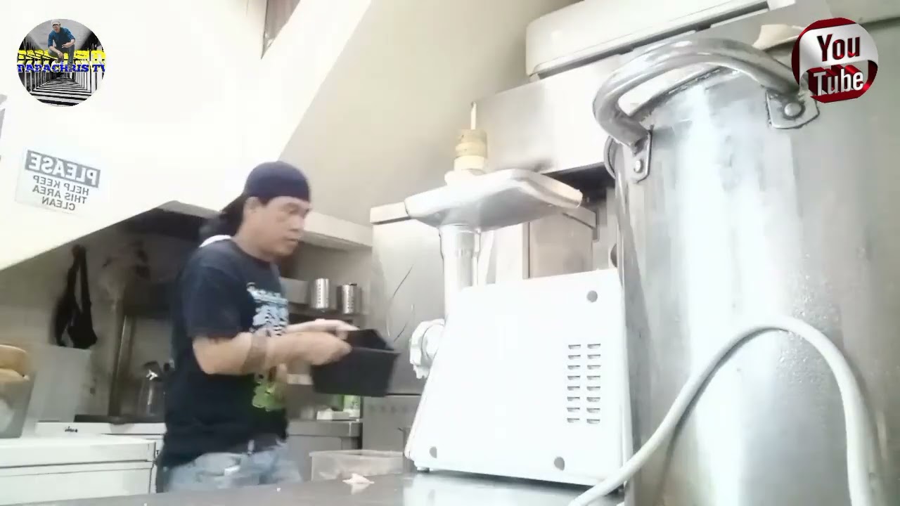 GRIND MUNA NG CHICKEN PARA SA PREPARATIONI #buhayofw #buhayabroad  #buhaykusinero #smallyoutuber