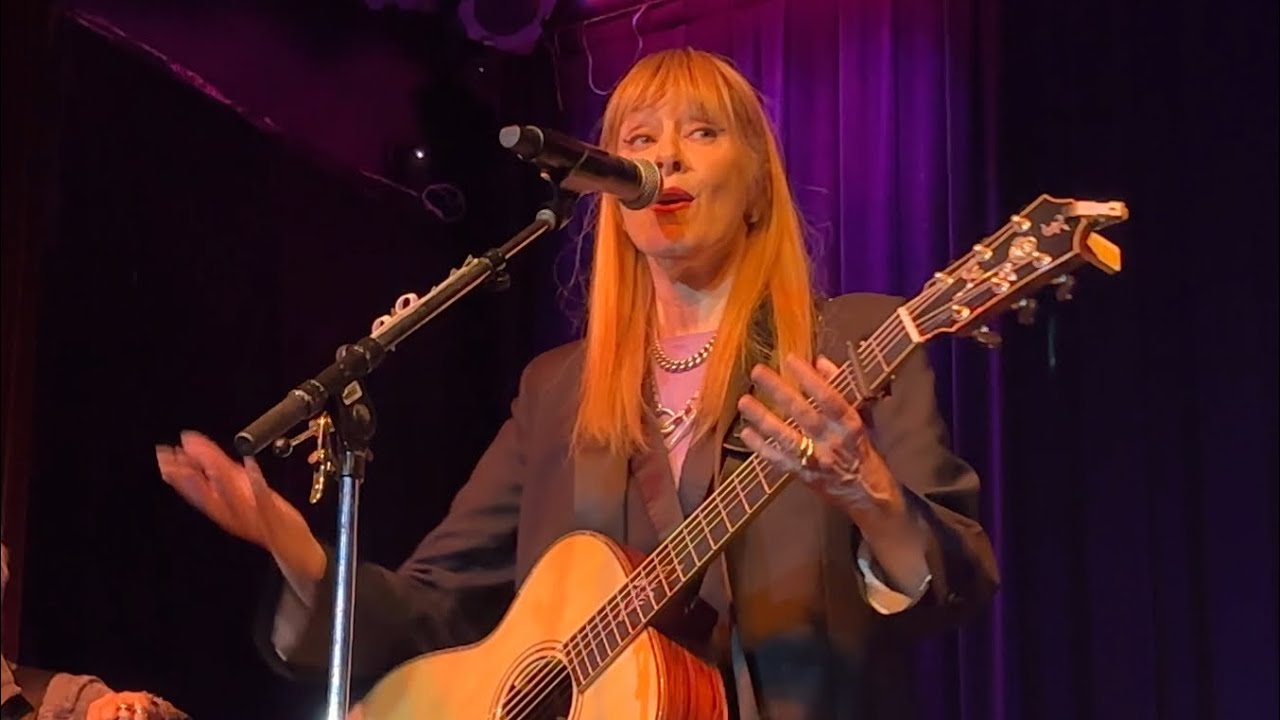 The Queen and the Soldier by Suzanne Vega (Live in Toronto)