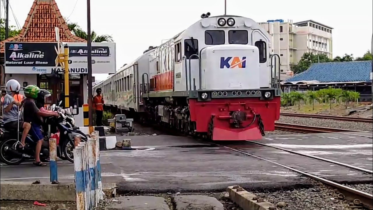 PALANG PINTU PERLINTASAN KERETA API JL HASANUDIN SEMARANG - KOMPILASI KERETA API