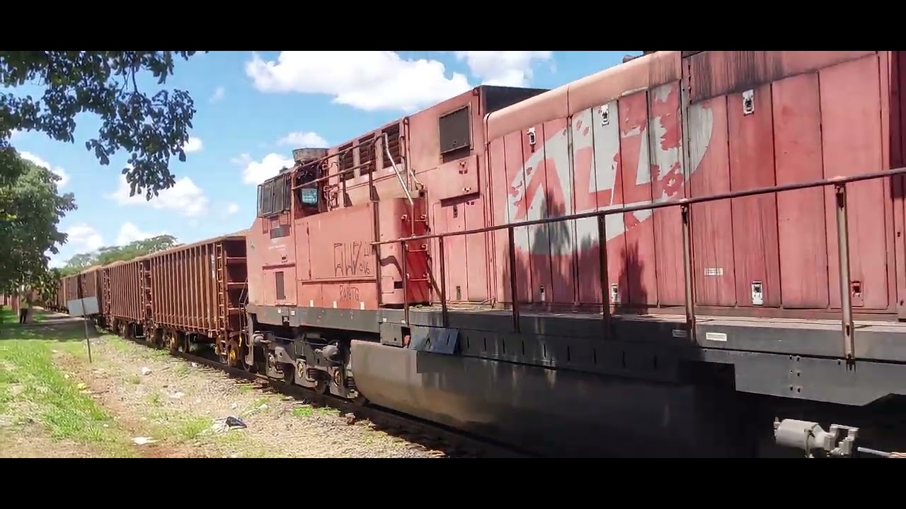 Trem carregado com bauxita em um cruzamento no pátio de ZFN 