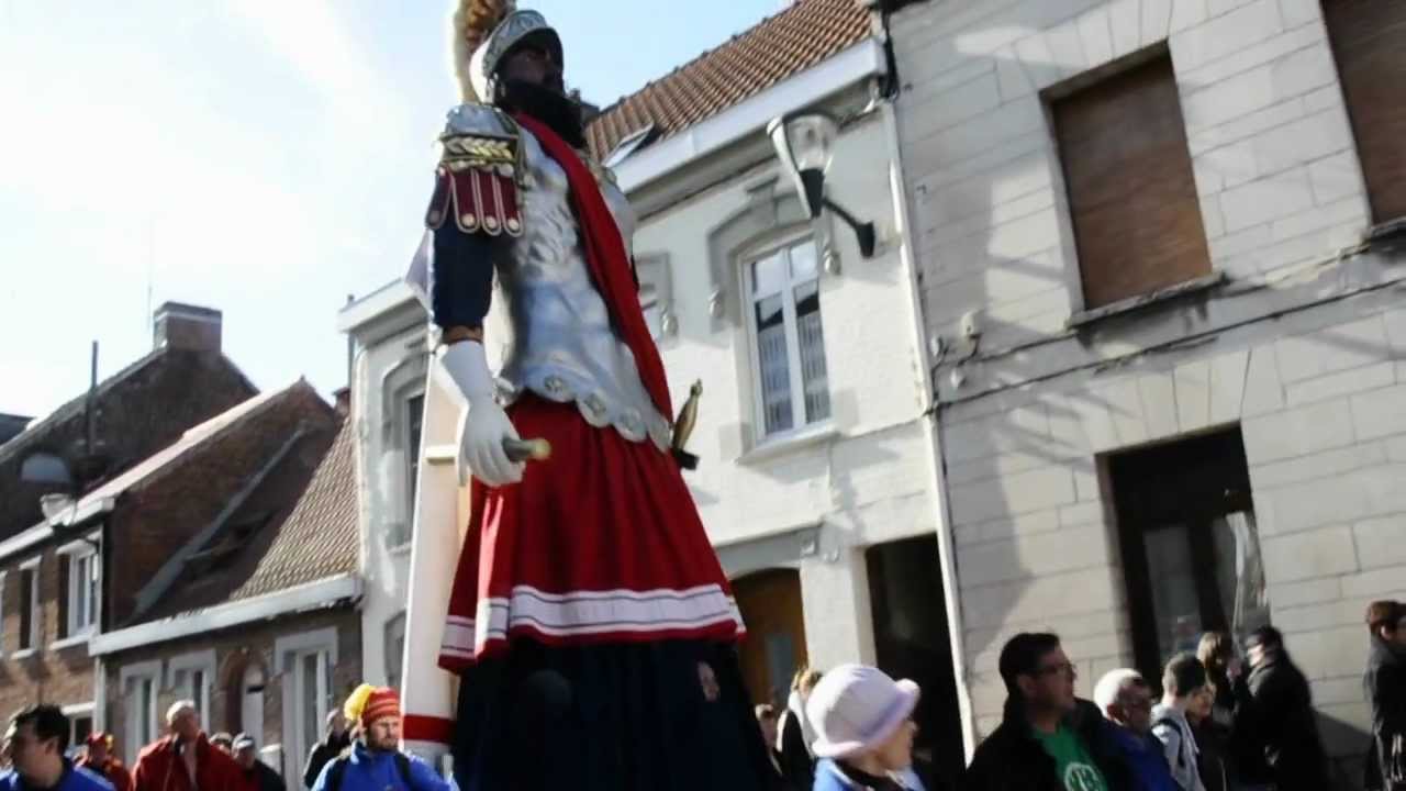 5&egrave;me Ronde internationale de g&eacute;ants port&eacute;s &agrave; Steenvoorde. Reuze Papa et Reuze Maman