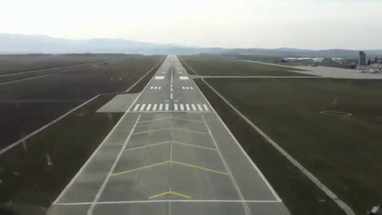 VEZI Din cabina pilotului aterizare avion pe aeroportul Sibiu - novatv.ro