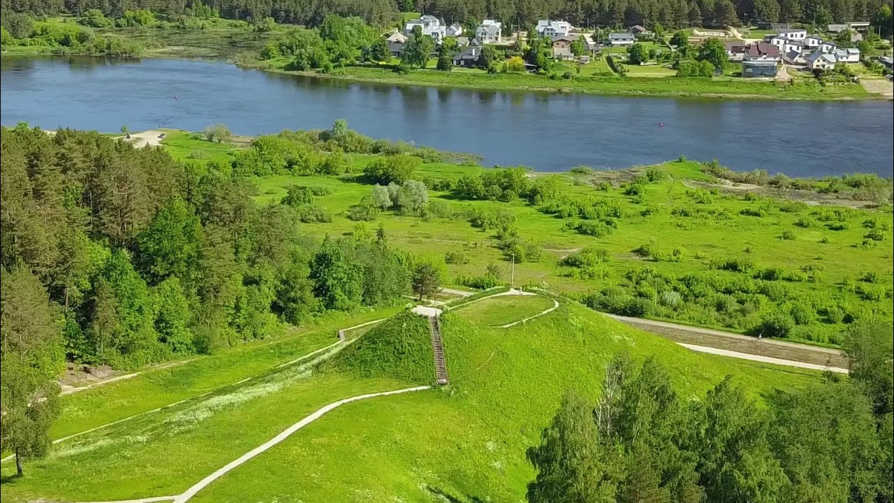 Vir&scaron; Lietuvos: Pyplių piliakalnis, Kačerginė. Nemuno ir Nevėžio santaka. 4k Lithuanian nature aerial