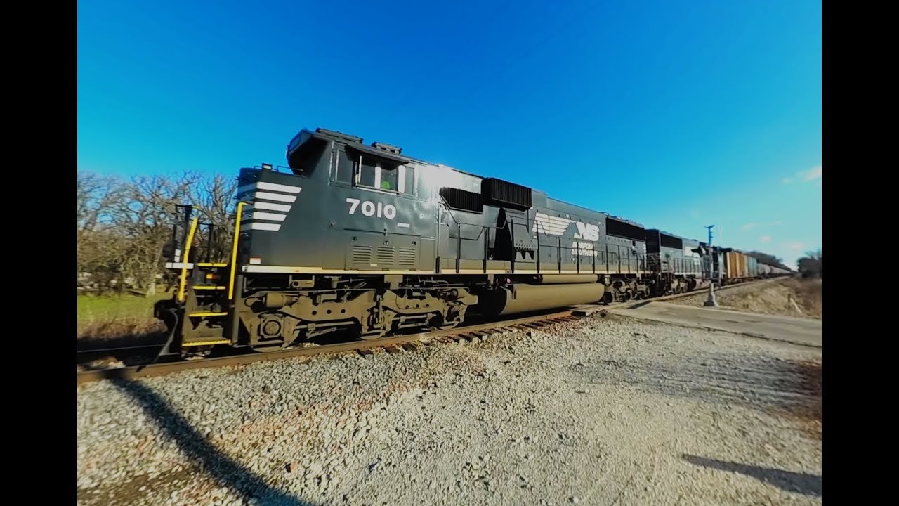 NS 7010 West - an SD60E in 360 on 11-25-2017