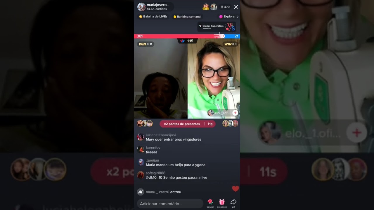mulher se diverte lendo os comentários da live pra maria josé