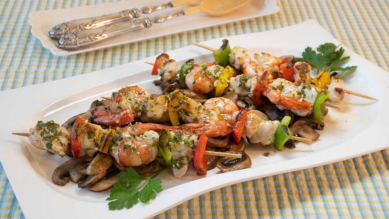 Brochetas de rape y langostinos sobre champiñones. ¡Exquisitas!