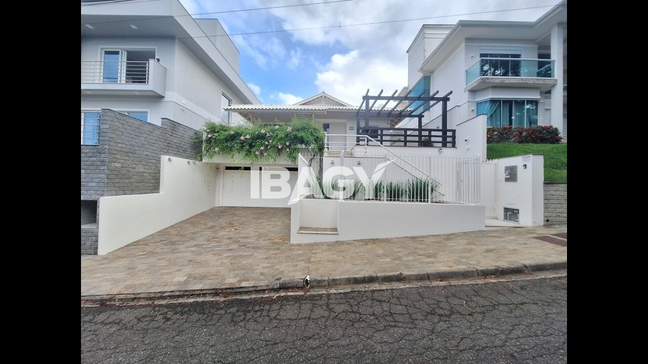 Casa com 03 dormitórios no bairro: Pedra Branca