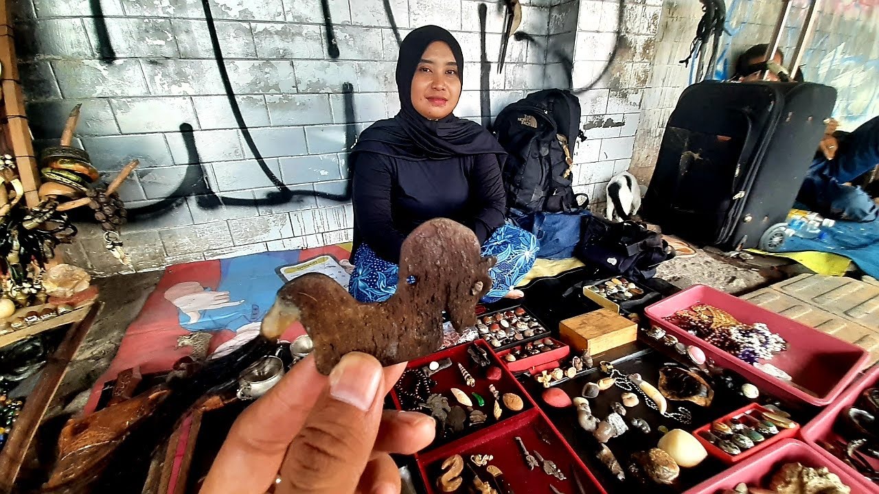 SENDIRIAN SEORANG WANITA JUALAN BENDA PUSAKA SAKRAL