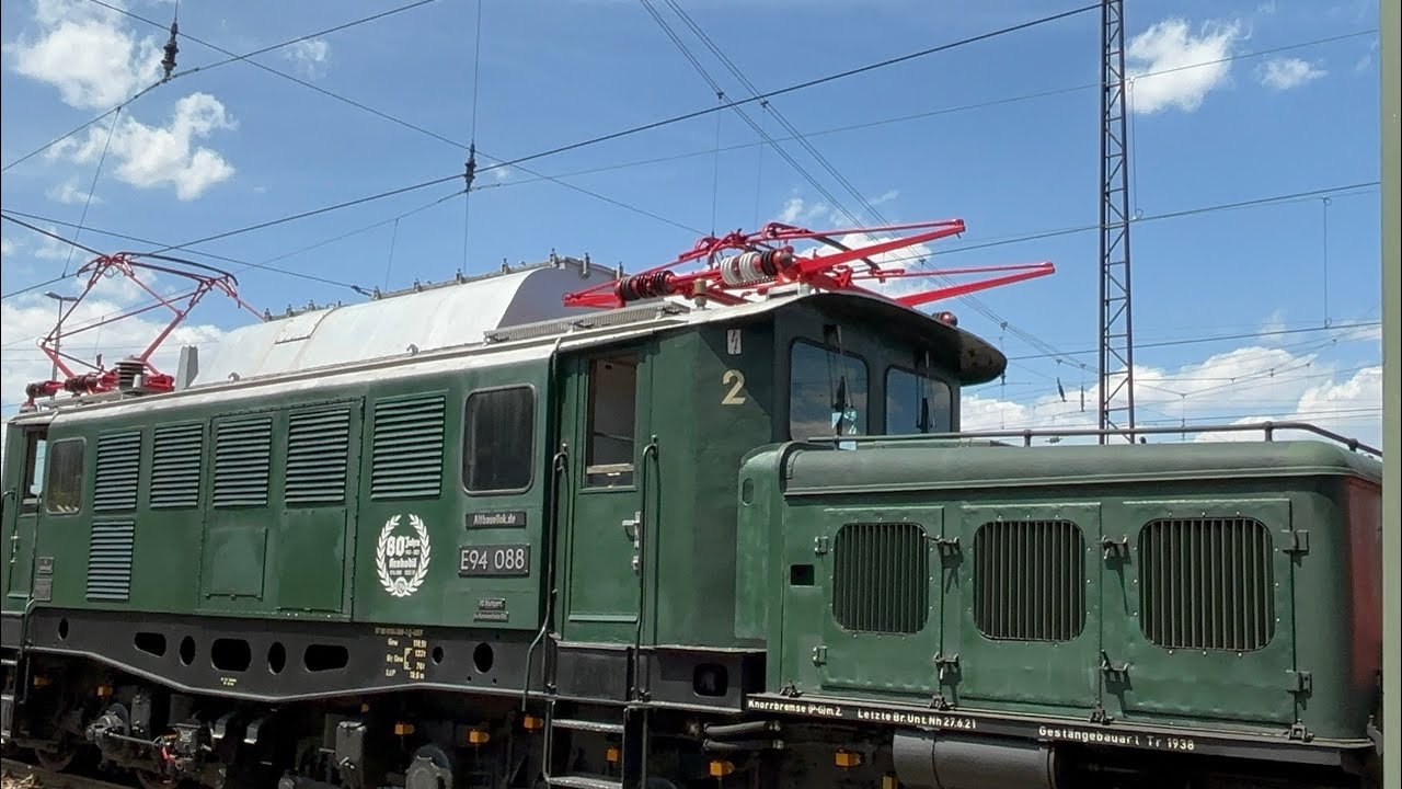 Ab- ankuppeln einer E- Lok & Lokschuppen