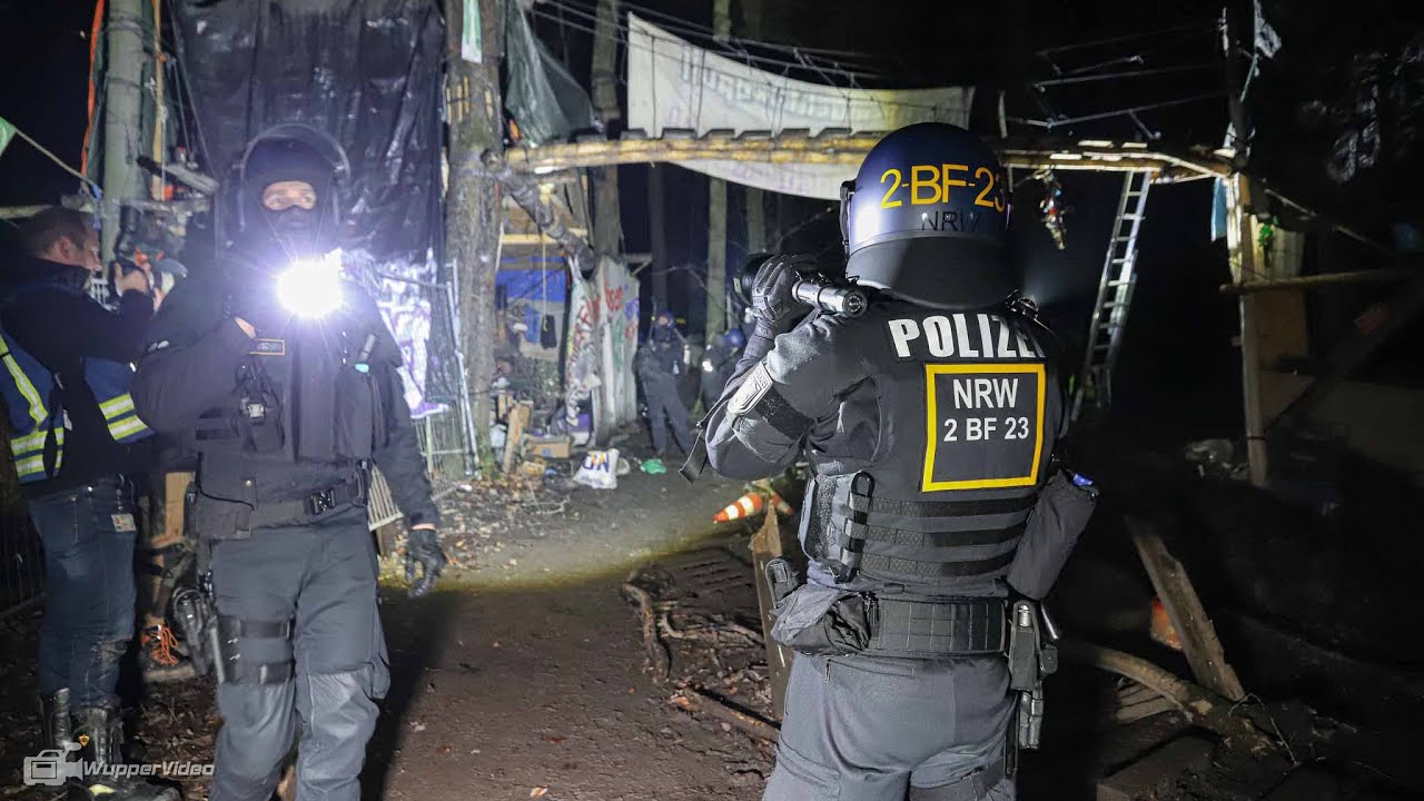 Polizei räumt Osterholz Wuppertal - Aktivisten müssen Baumhäuser aufgeben | 25.01.2022