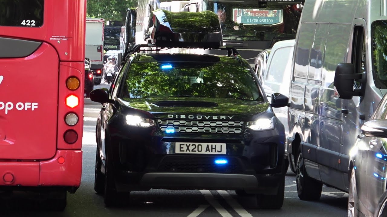 {Electronic Countermeasures} Unmarked Land Rover Discovery responding using blue lights & siren
