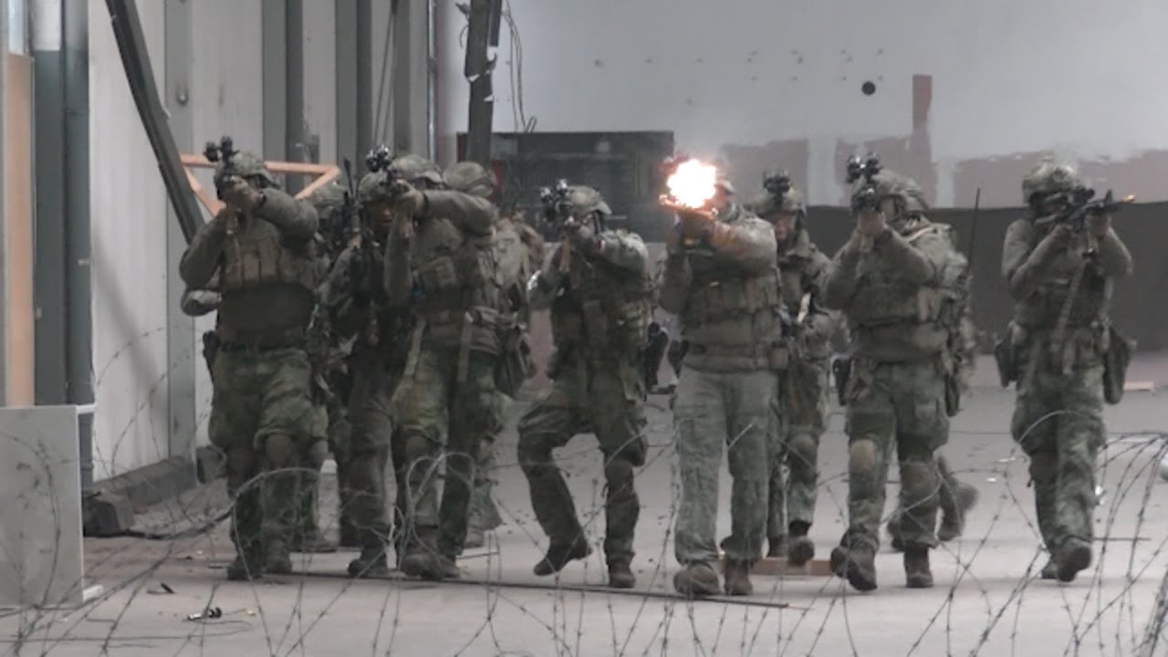 Spectaculaire militaire oefening in Waalwijk