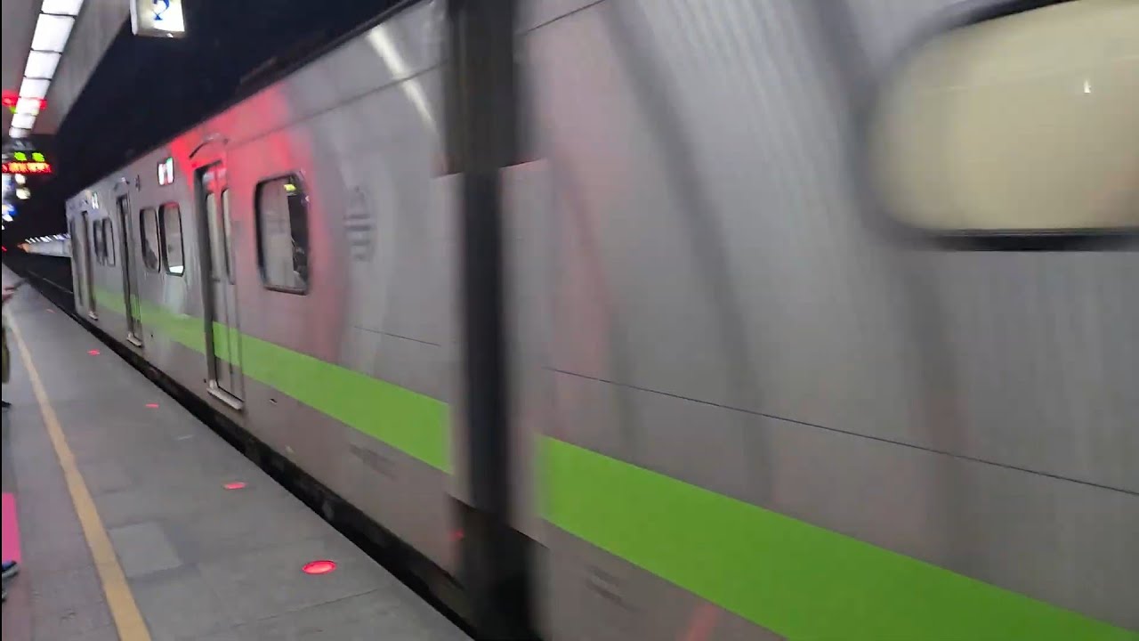 4152次楊梅發車經由宜蘭線開往福隆的銀綠色微笑號EMU900型十輛一編組EMU913區間車