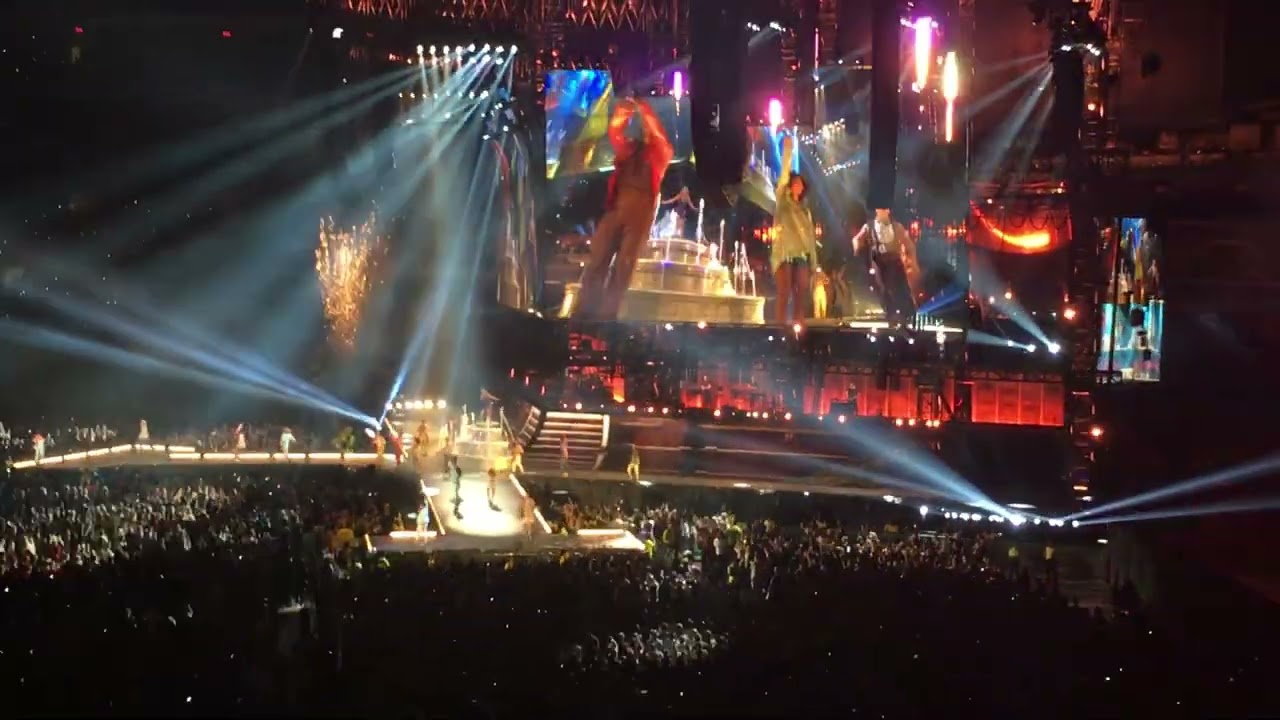 Taylor Swift - We Are Never Ever Getting Back Together/This Is Why We Can't Have Nice Things (Live)