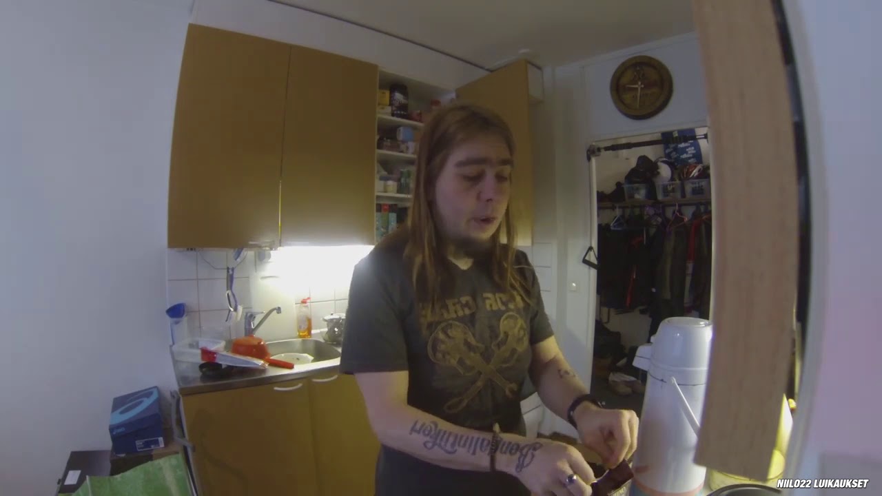niilo22 raivoaa kahvipaketille