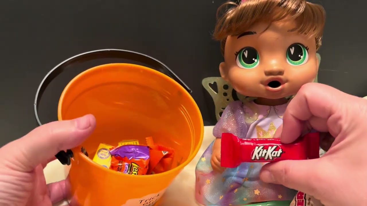 Кукла Baby Alive: конфеты на Хэллоуин