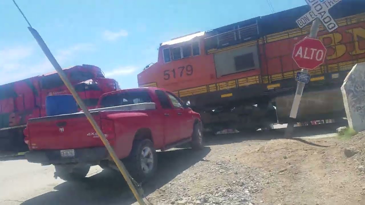 Ferromex 4601 llevando un automotriz rumbo al norte 