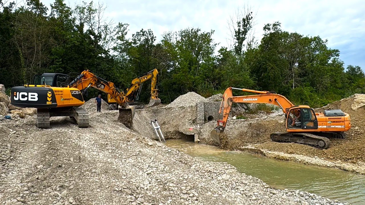 JCB JS235HD and DOOSAN DX255 filling a trench with gravel - Orsaria, Italy