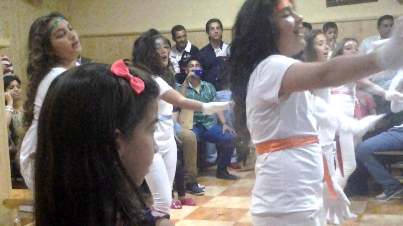 Danza de niños y niñas en la iglesia de miajadas