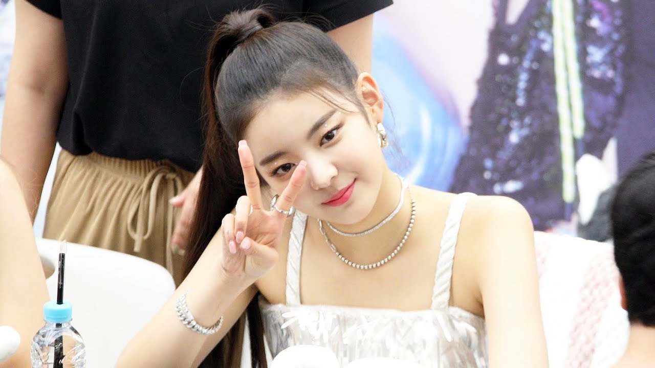 190825 있지(ITZY) 사인중인 리아 (LIA Fansign) [코엑스팬사인회] 4K 직캠 by 비몽