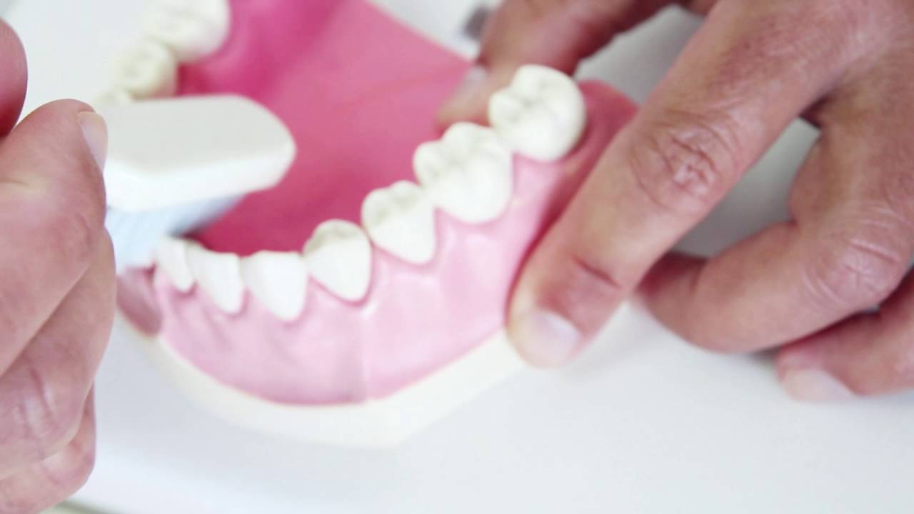 Сome lavare correttamente i denti con lo spazzolino (Dottore Antonio Galletto)
