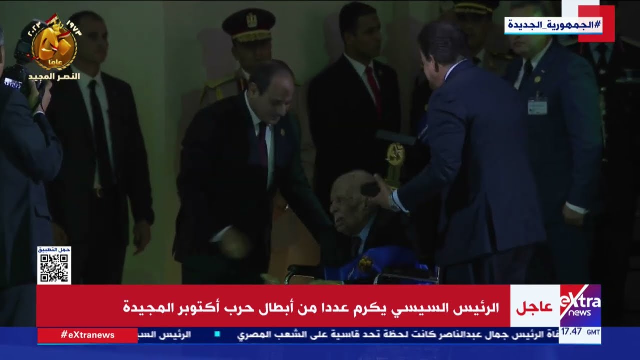نزل إليه من المنصة..لفتة إنسانية من الرئيس السيسي خلال تكريم اللواء أركان حرب عاطف عبد الغفار محمد