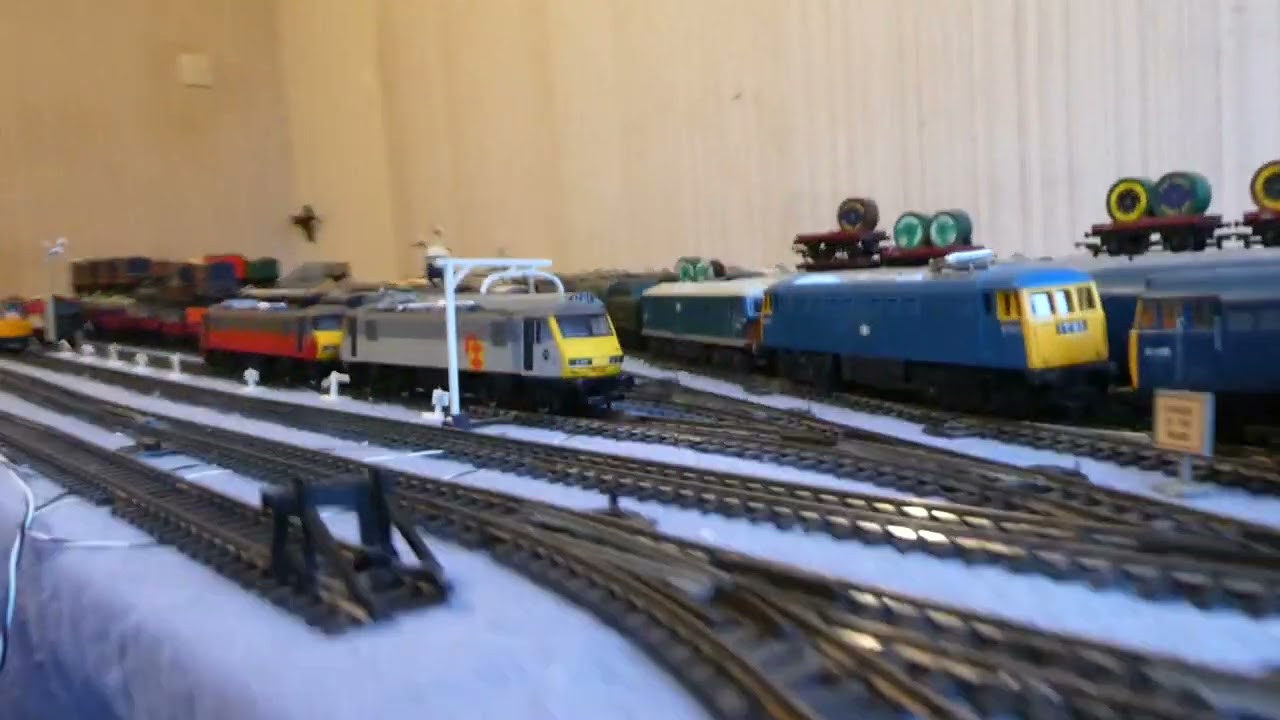 TRIANG OR LIMA OR AIRFIX OR BACHMANN OR MAINLINE MODEL RAILWAY ROLLING STOCK RUN TWO 090326