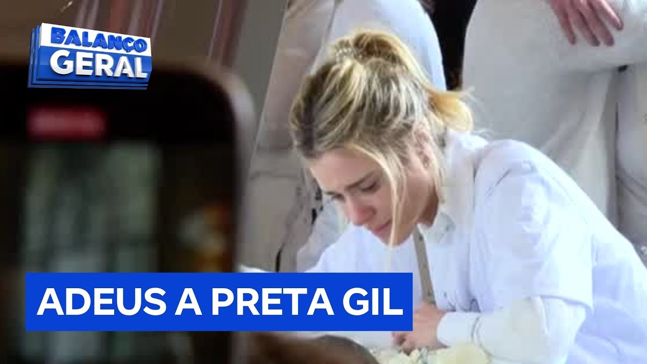 Carolina Dieckmmann se despede de Preta Gil durante velório no Rio de Janeiro