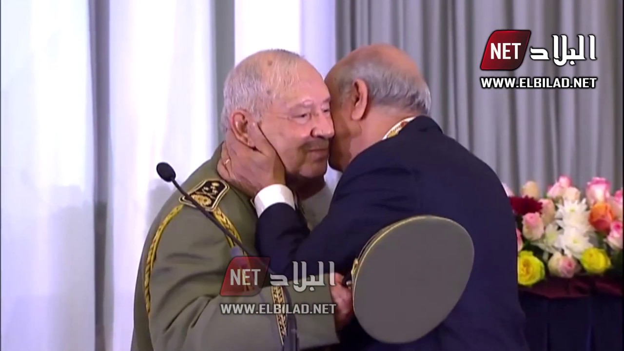 رئيس الجمهورية يسدي وسام الاستحقاق الوطني الى الفريق أحمد قايد صالح