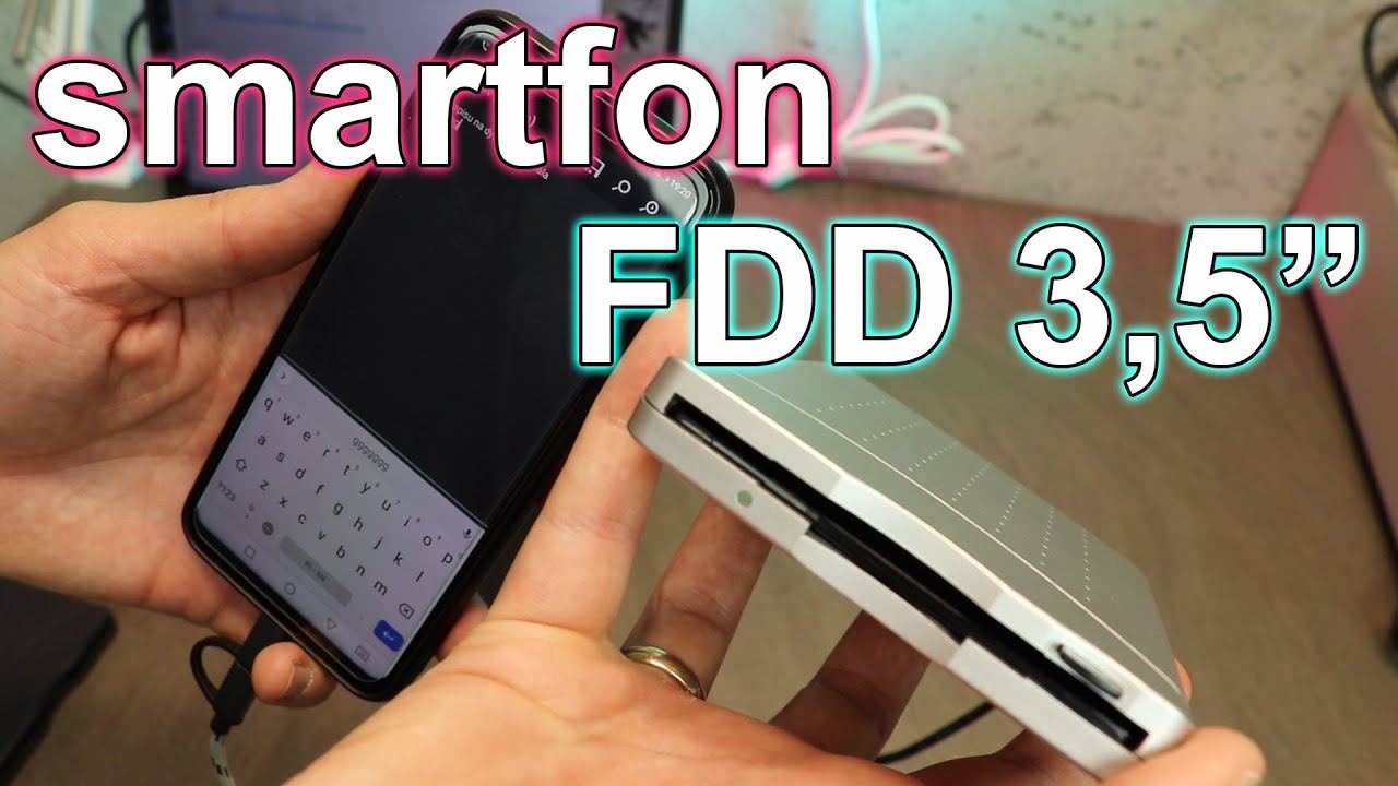 Napęd dyskietek 3,5 cala podpięty do smartfona na Androidzie