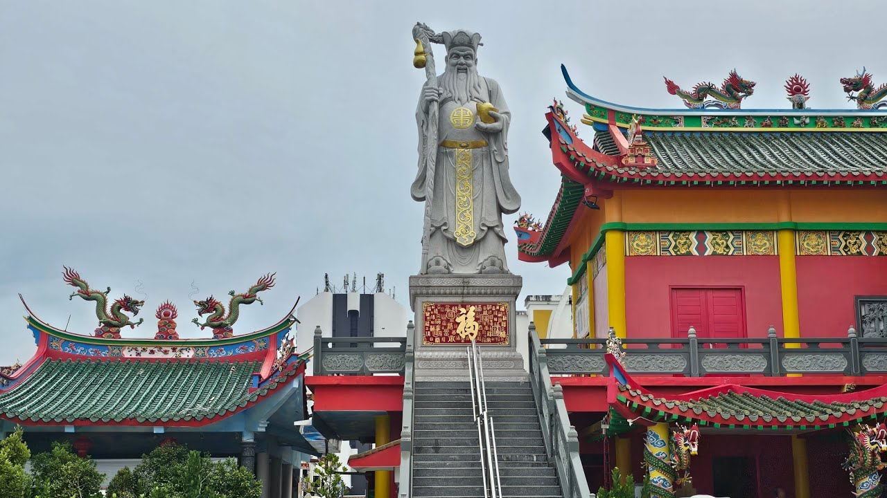 Miri Tua Pek Kong the oldest temple | beautiful statues and dragon carvings