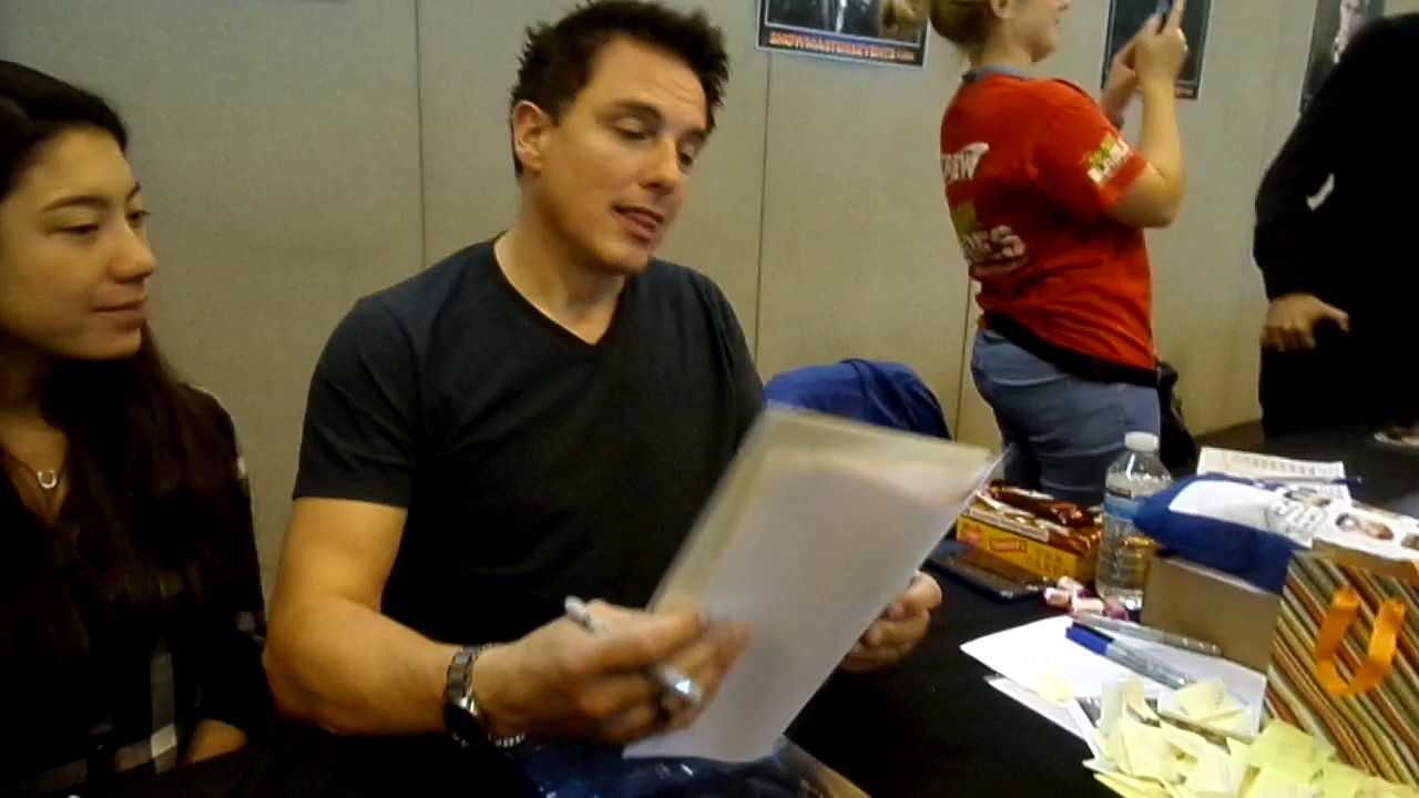 Julie meeting John Barrowman at Collectormania 24