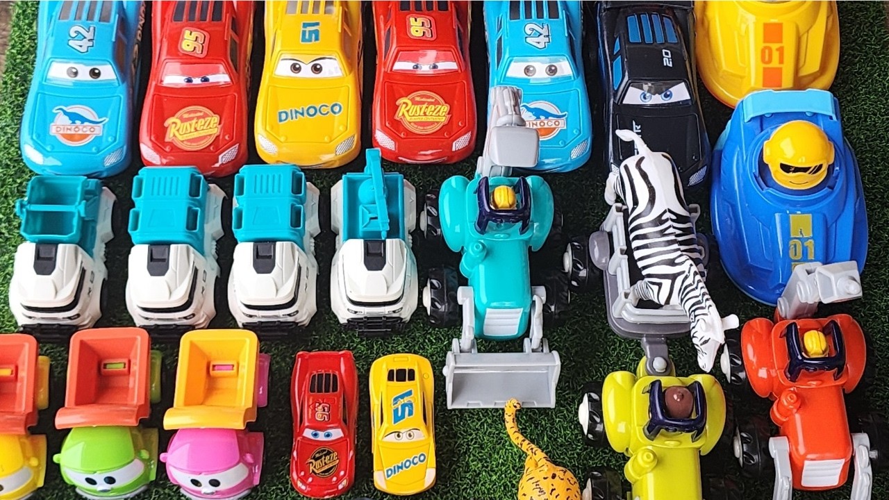 CLEAN UP MUDDY MINICARS| DISNEY CAR CONVOYS🚛🚚🛻