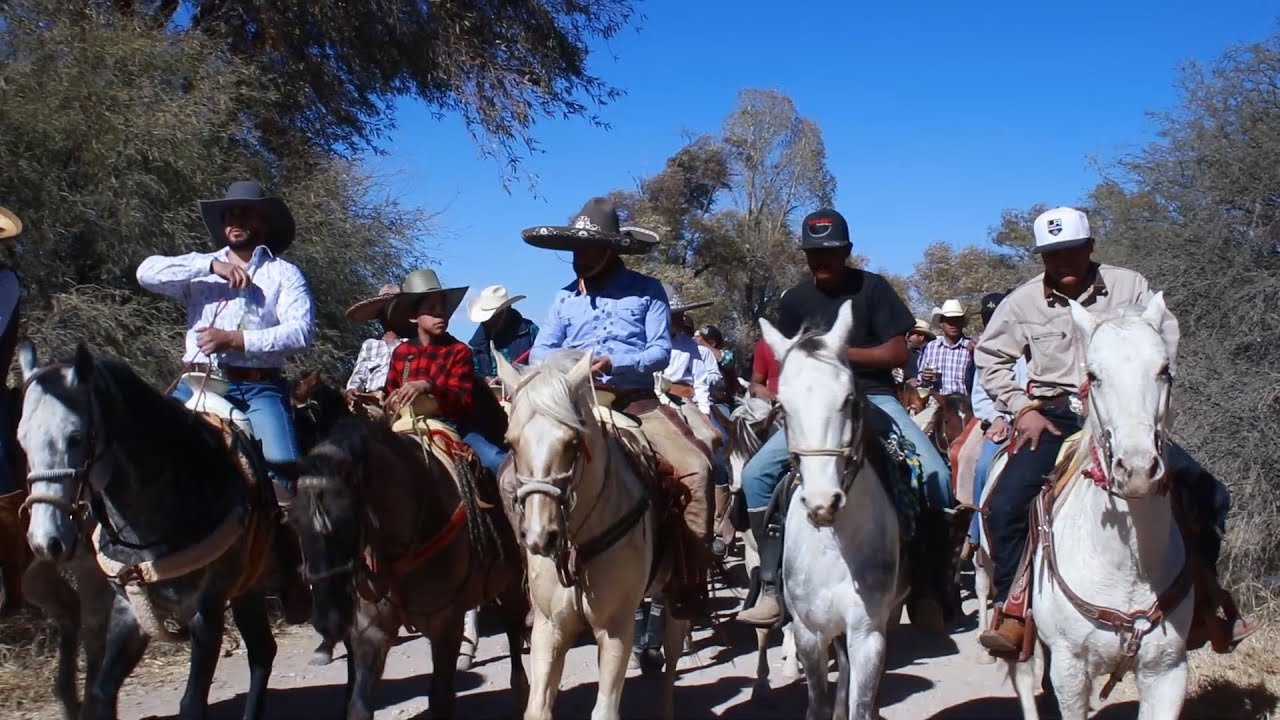 Cabalgata en los xv años de Dulce pasando de Villa Montemorelos a J. Refugio Salcido