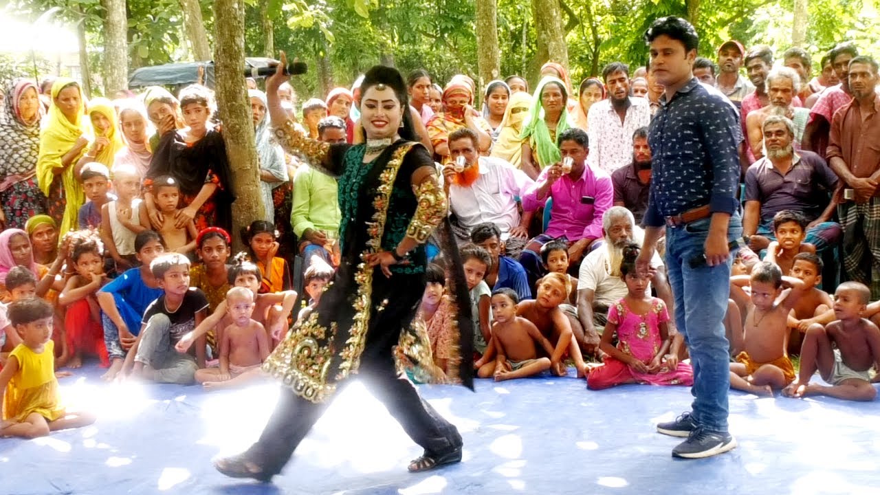 গ্রামবাসীকে আনন্দে ভাসিয়ে দিল মৌসুমি ও রবি। কান্দে বাঁশি তোমার লাইগা রে