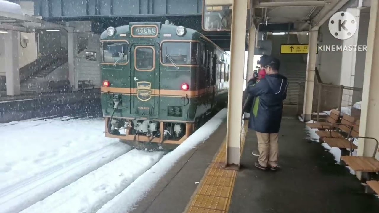 砺波駅接近メロディ「さくらさくら（旧音源）」＆べるもんた1号氷見行入線、発車