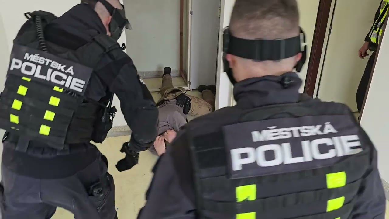 Zásah Proti Agresorovi Házel Věci z Okna!