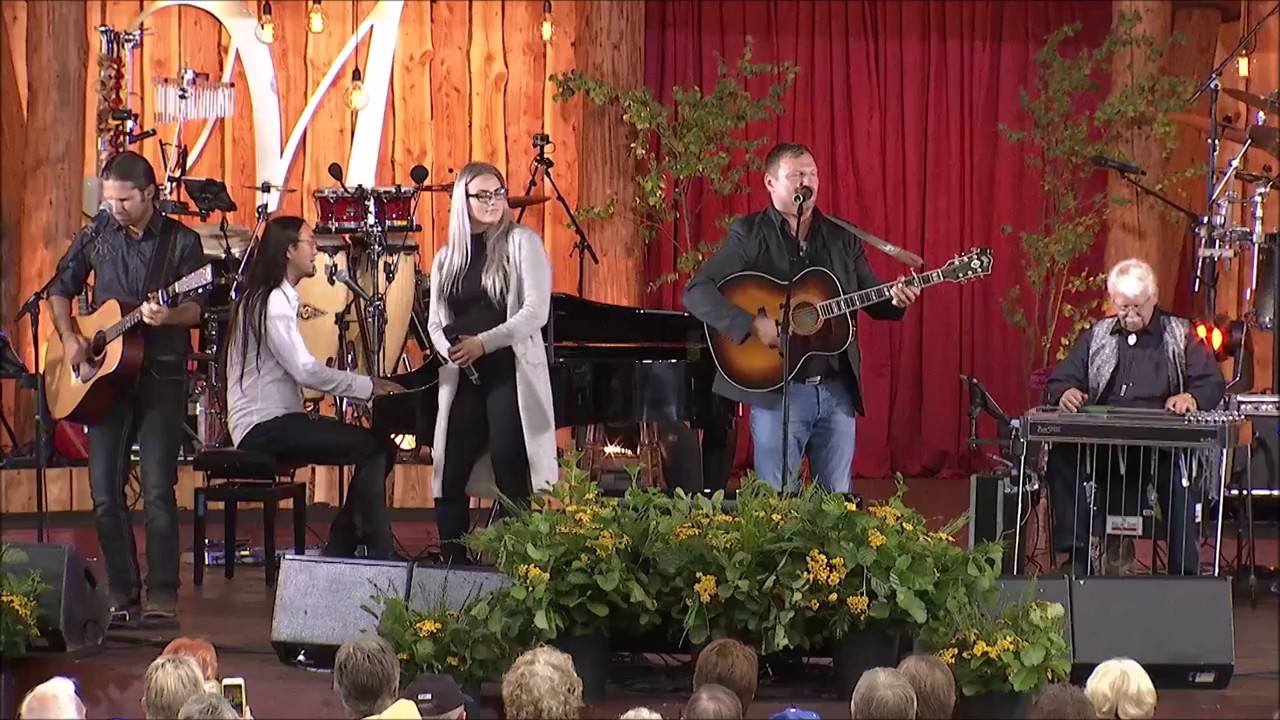 Hallur, Jessica Joensen og Torben Koch i Mariehaven Smile 1