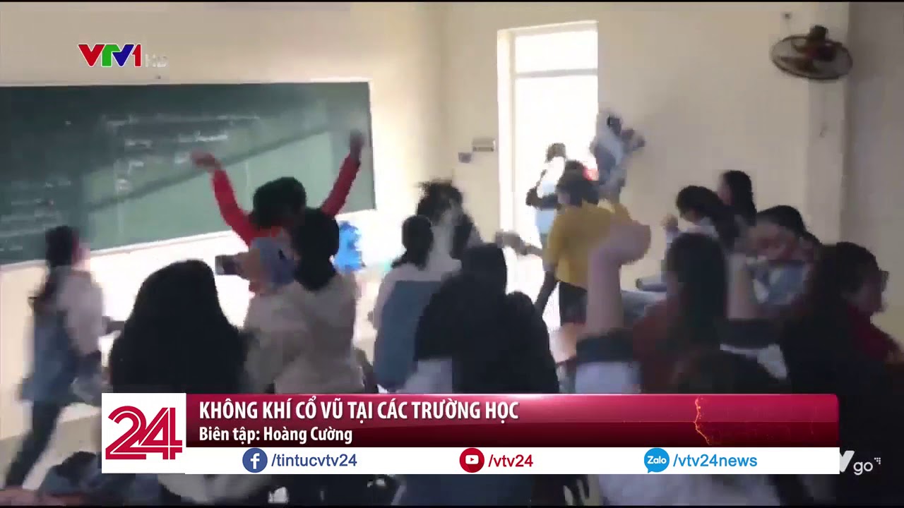 Mang cả tivi đến lớp, thầy trò cùng nhau cổ vũ U23 Việt Nam - Tin Tức VTV24