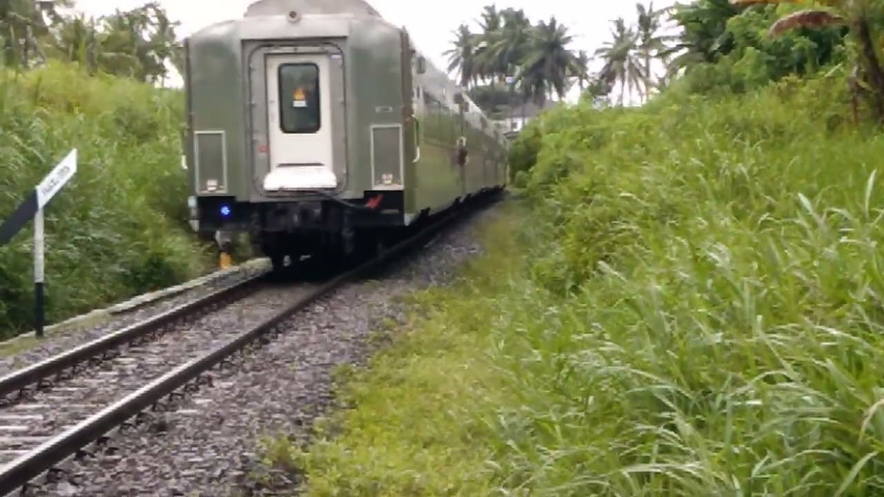 Hunting pagi kereta api keluar terowongan tujuan stasiun kota Sumberpucung malang 