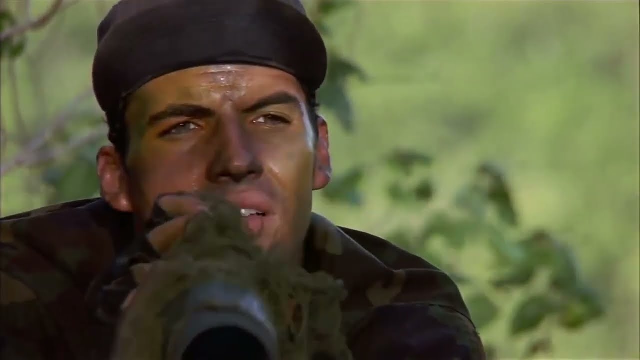 Это АКА - 47 , Я знаю этот выстрел . Снайпер 1993 года . Sniper 1993 film