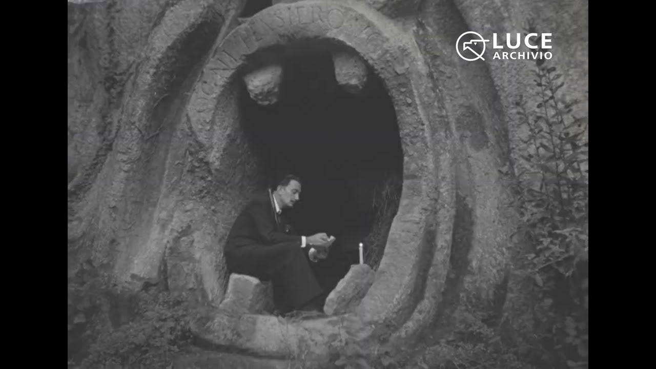 Salvador Dal&iacute; in visita al parco di Bomarzo