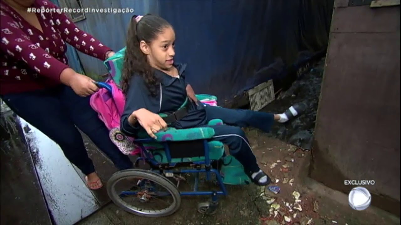 Mãe mostra as dificuldades de viver com a filha cadeirante em meio ao labirinto de palafitas