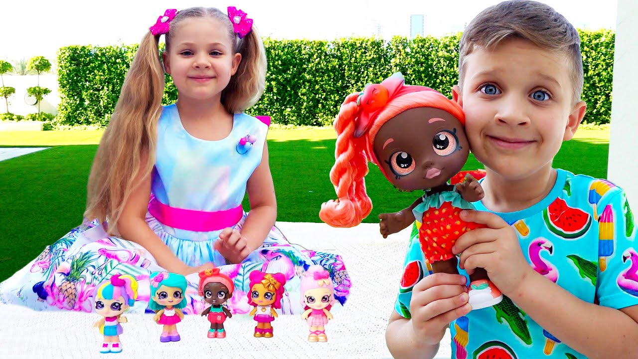 Diana plays with new Kindi Kids Minis