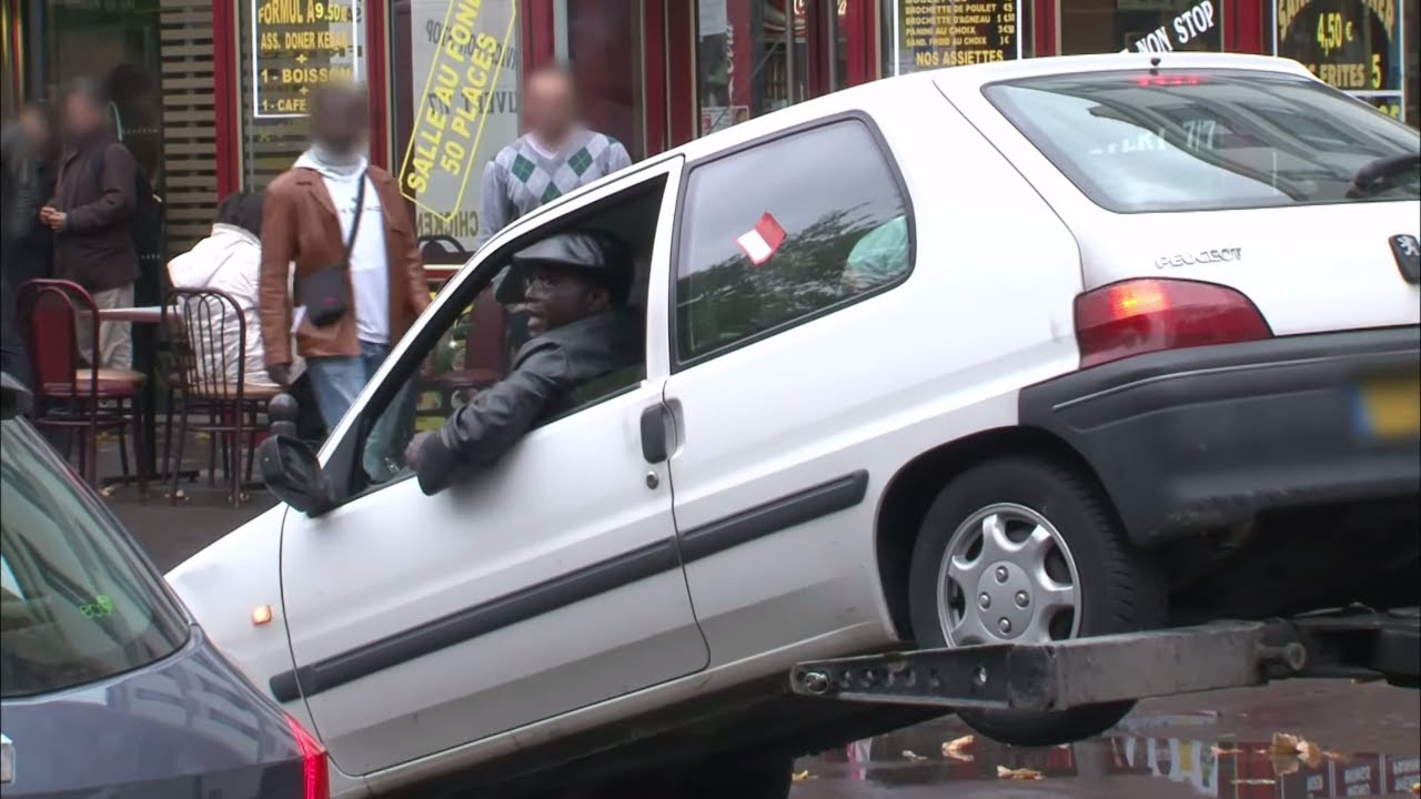 Il reste dans sa voiture quand la fourrière l'embarque !